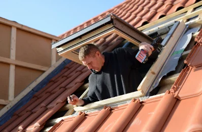 Pose de fenêtres de toit Velux à Courcité